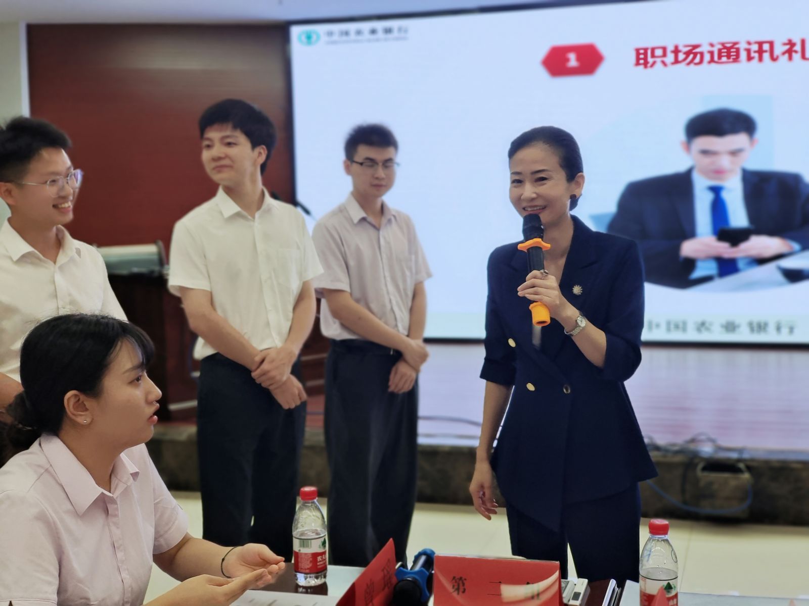 蔡玉. 中國農(nóng)業(yè)銀行《銀行職業(yè)素養(yǎng)與商務禮儀》培訓